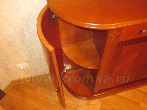 Открытая створка гнутой двери фасада