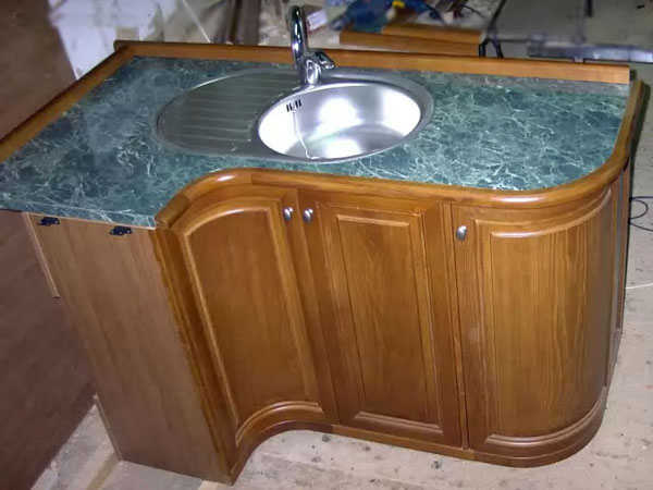 Гнутые фасады в мебели для кухни и ванных комнат - повышенная влагостойкость Гнутые фасады в мебели для кухни и ванных комнат - повышенная влагостойкость