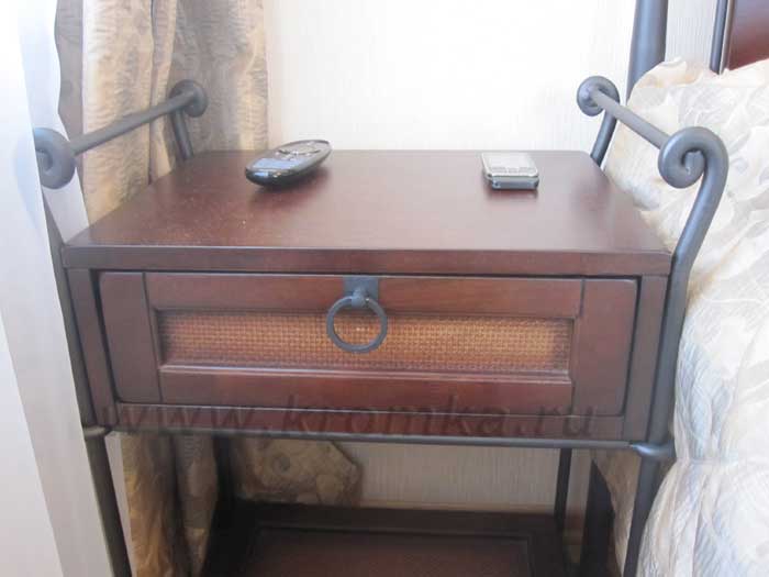 Прикроватная тумбочка, она входила в комплект кровати, но оказалась не столь удобной из-за высокой открытой нижней полки