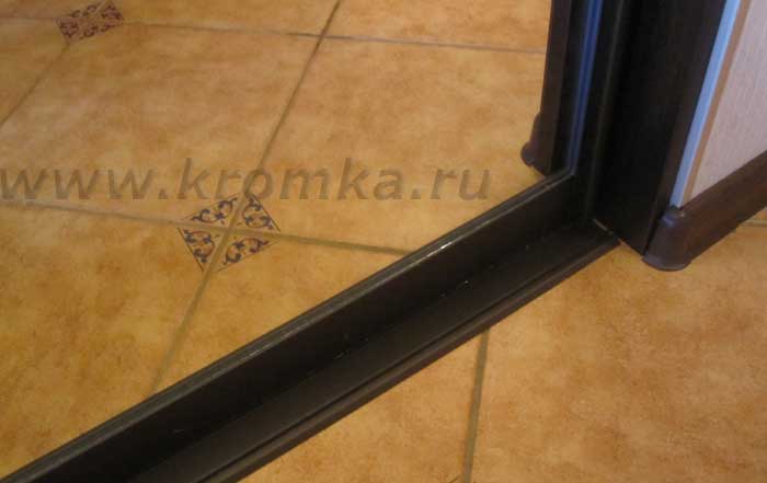 Вид алюминиевого профиля дверей и нижней направляющей (также выполненной из алюминия)