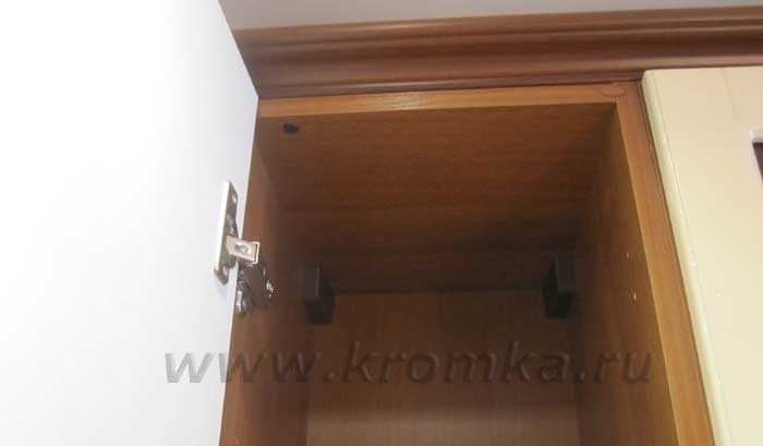 Вот таким пластмассовым корпусом закрываются системы подвесов в верхних углах навесных шкафов