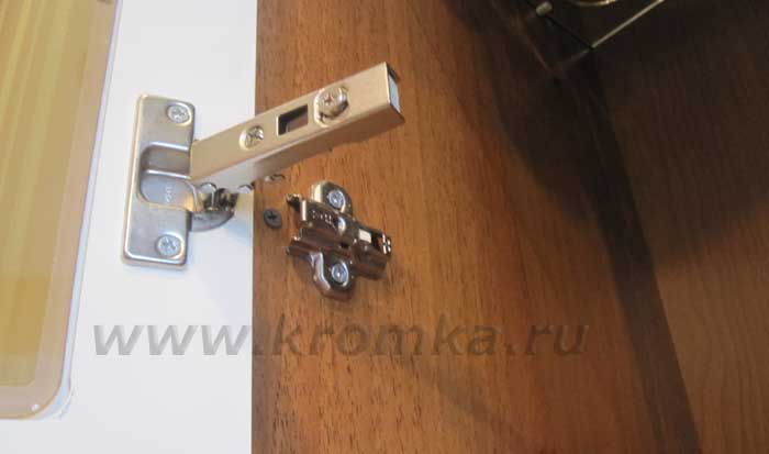 А вот так, одним легким щелчком дверная петля отсоединяется и дверь можно, как легко снять, так и легко одеть