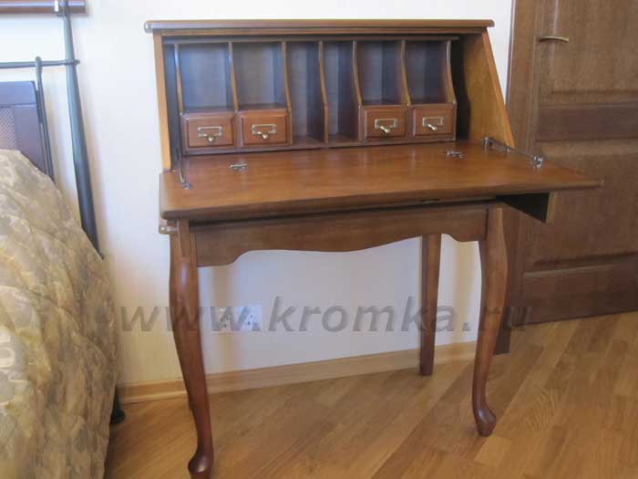 Вот так выглядит это бюро с откинутой крышкой