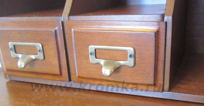 Вот так вблизи выглядят ручки выдвижных ящиков бюро: просто и функционально