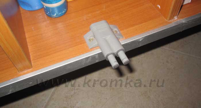 Доводчик в шкафчике под раковиной в ванной