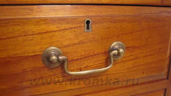 Так выглядят ручки выдвижных полок стола