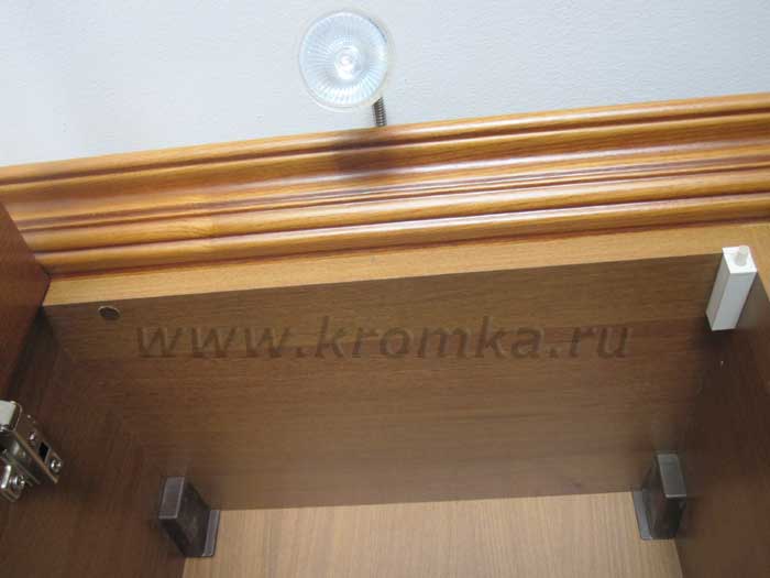 Элементы мебельной фурнитуры в обустройстве карниза и самого навесного кухонного шкафа