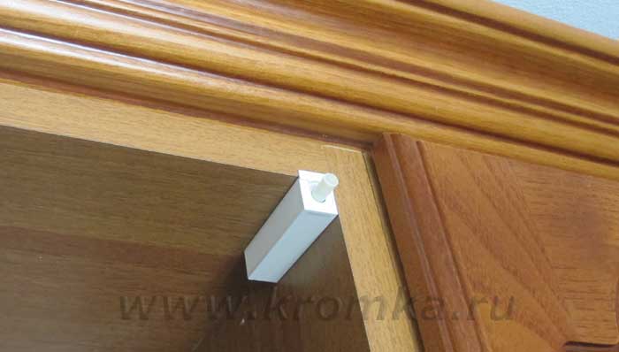 Доводчик верхнего дверцы шкафа