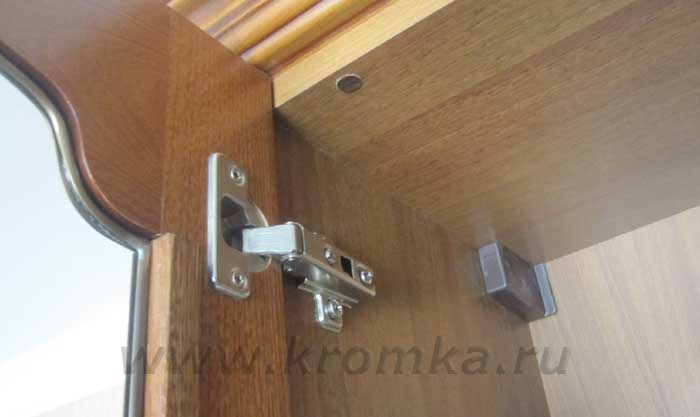 А вот так выглядит неразъемная петля и система подвеса в шкафах новой кухни