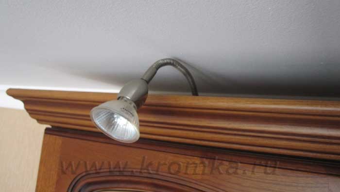 Для крепления такого светильника нужен электроинструмент