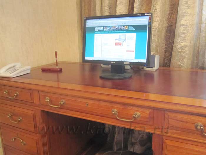 Вот так выглядит современный письменный стол, сделанный в классическом дизайне