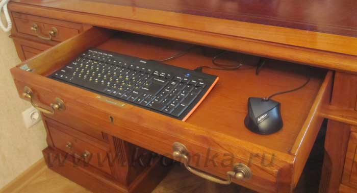 Где спрятана клавиатура теперь понятно, но как с ней работать, ведь мешает вертикальный фасад полки